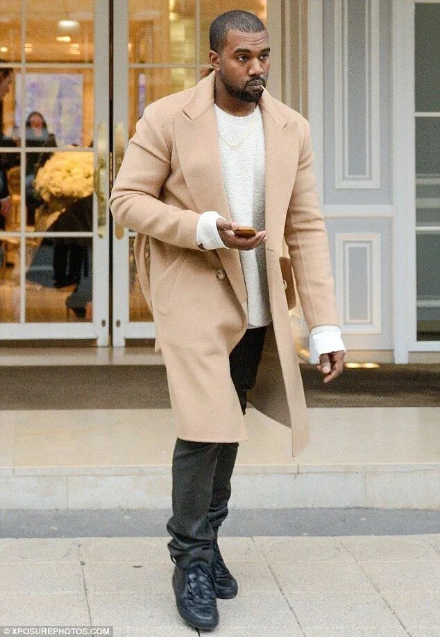 Кроссовки с пальто мужские. Kanye West в пальто. Канье Уэст стиль 2022. Kanye West образы.