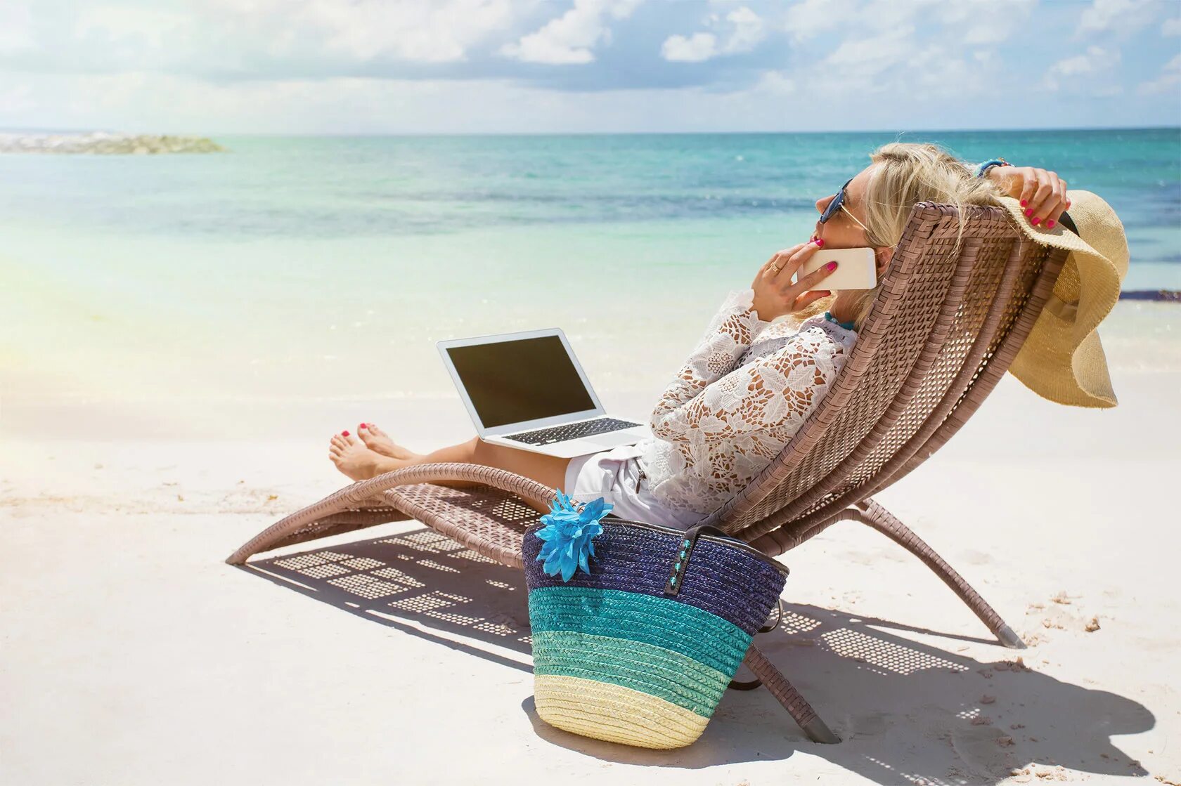 Заработать путешествуя. Девушка с ноутбуком на берегу моря. Девушка с ноутбуком на море. Ноутбук на берегу моря. Девушка с ноутом на пляже.