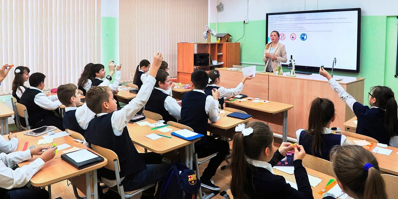 Абитуриенты колледжа. В школе самый востребованный. Счастливый преподаватель. Школьники в столовой. Советник в школе.