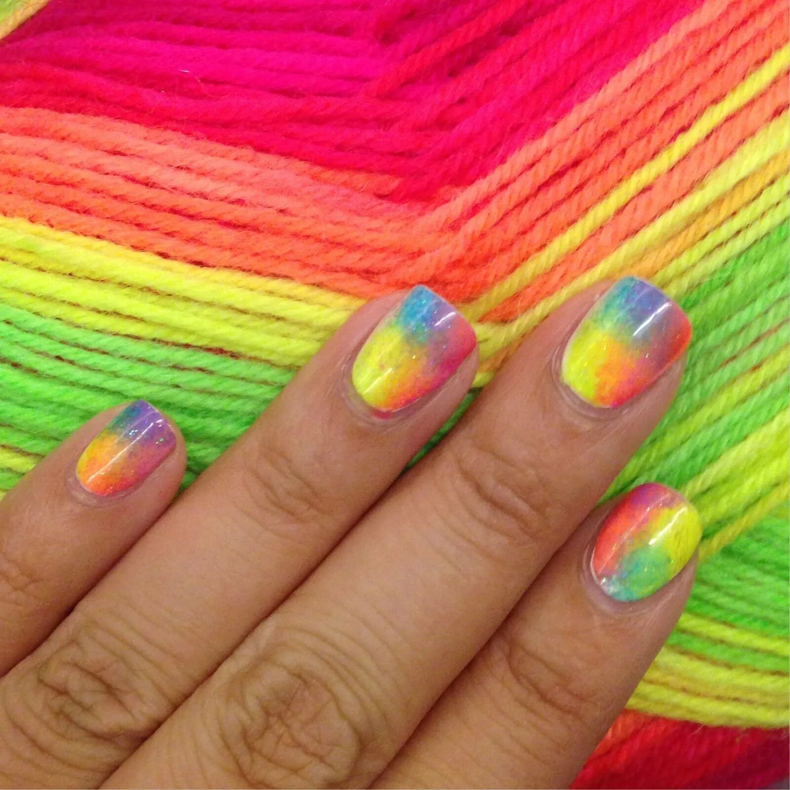 яркий летний маникюр. радужный маникюр квадрат. гель лак радугой. радужные ногти. яркие ногти.