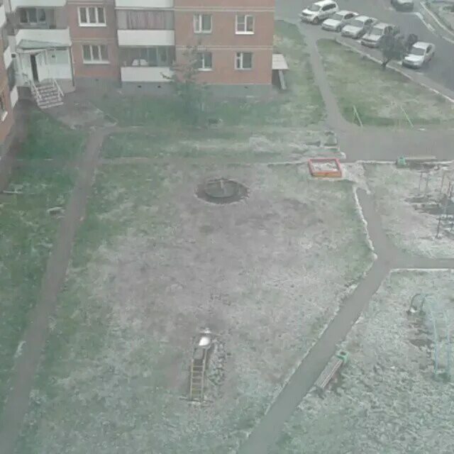 Барнаул засыпан снегом. Снег в апреле. Первый снег барнаул. Когда выпадет снег в барнауле. Снежный город.