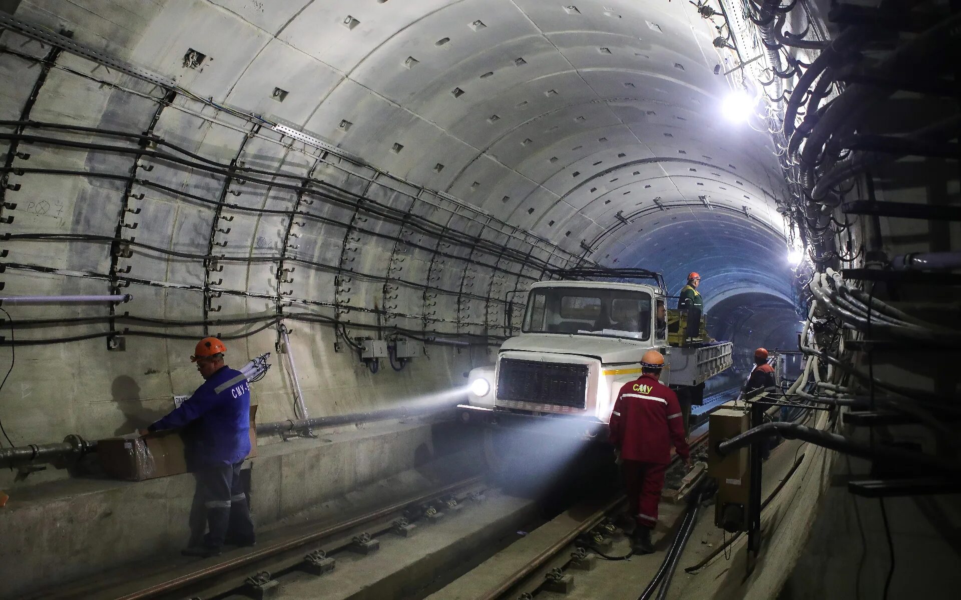 Как работает метро в новогоднюю ночь 2025. Станция каширская 2025. московский метрополитен 2025 года. строительство метро. станция метро каширская 2025.