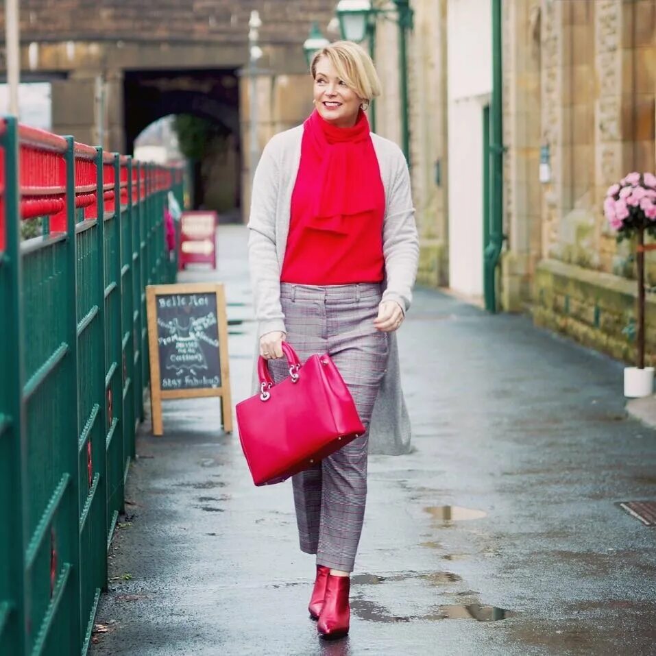 Модная девушка. Энн хэтэуэй из дьявол носит прада. Носить ее женщинам. Носить ее женщинам. Повседневная одежда.