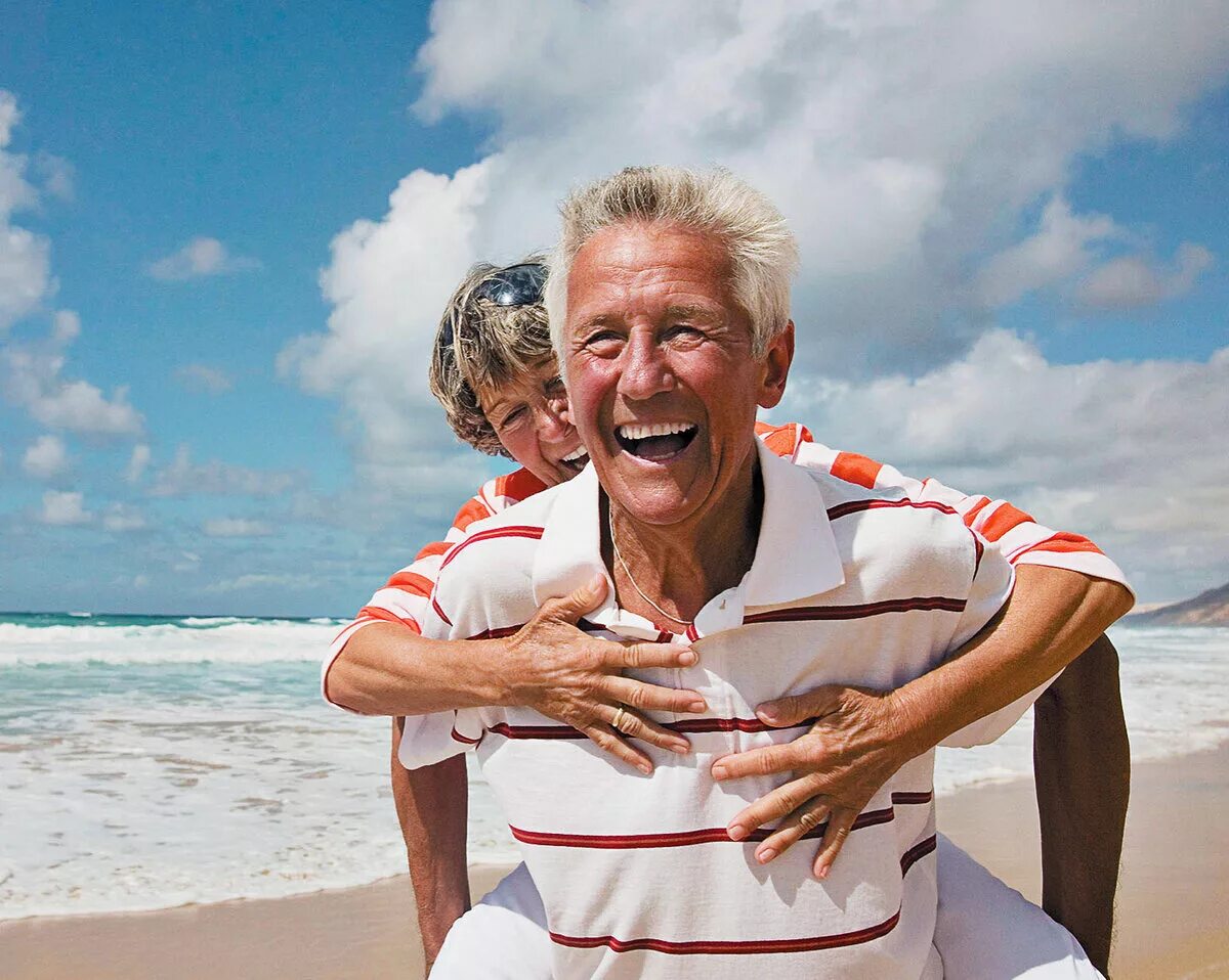Счастливые пенсионеры. Пенсионеры в Испании. Пожилой мужчина. Испания пожилые люди.
