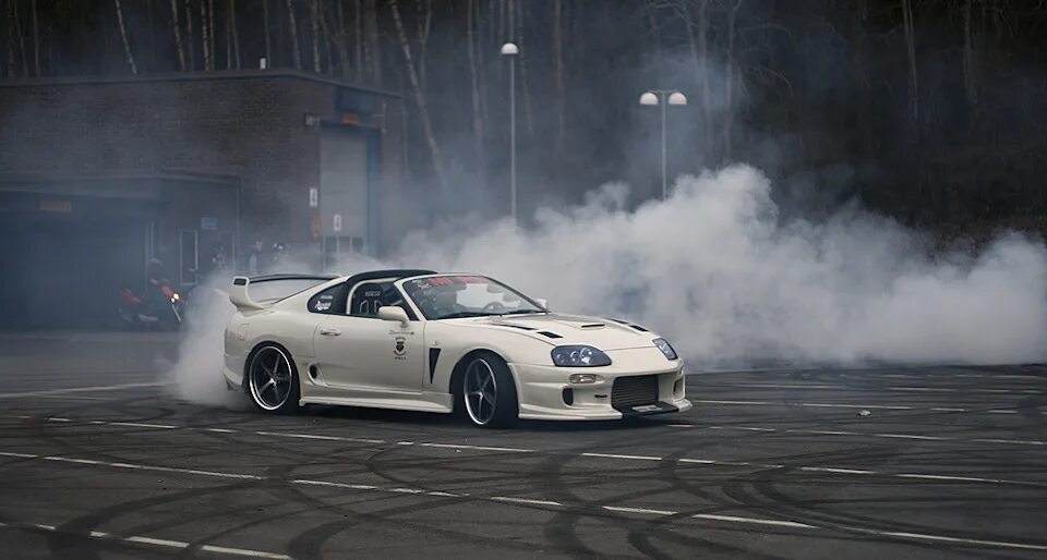 Drift white. Тойота Супра дрифт. Супра а80 дрифт. Тойота Супра а80 дрифт. Toyota Supra в дрифте.