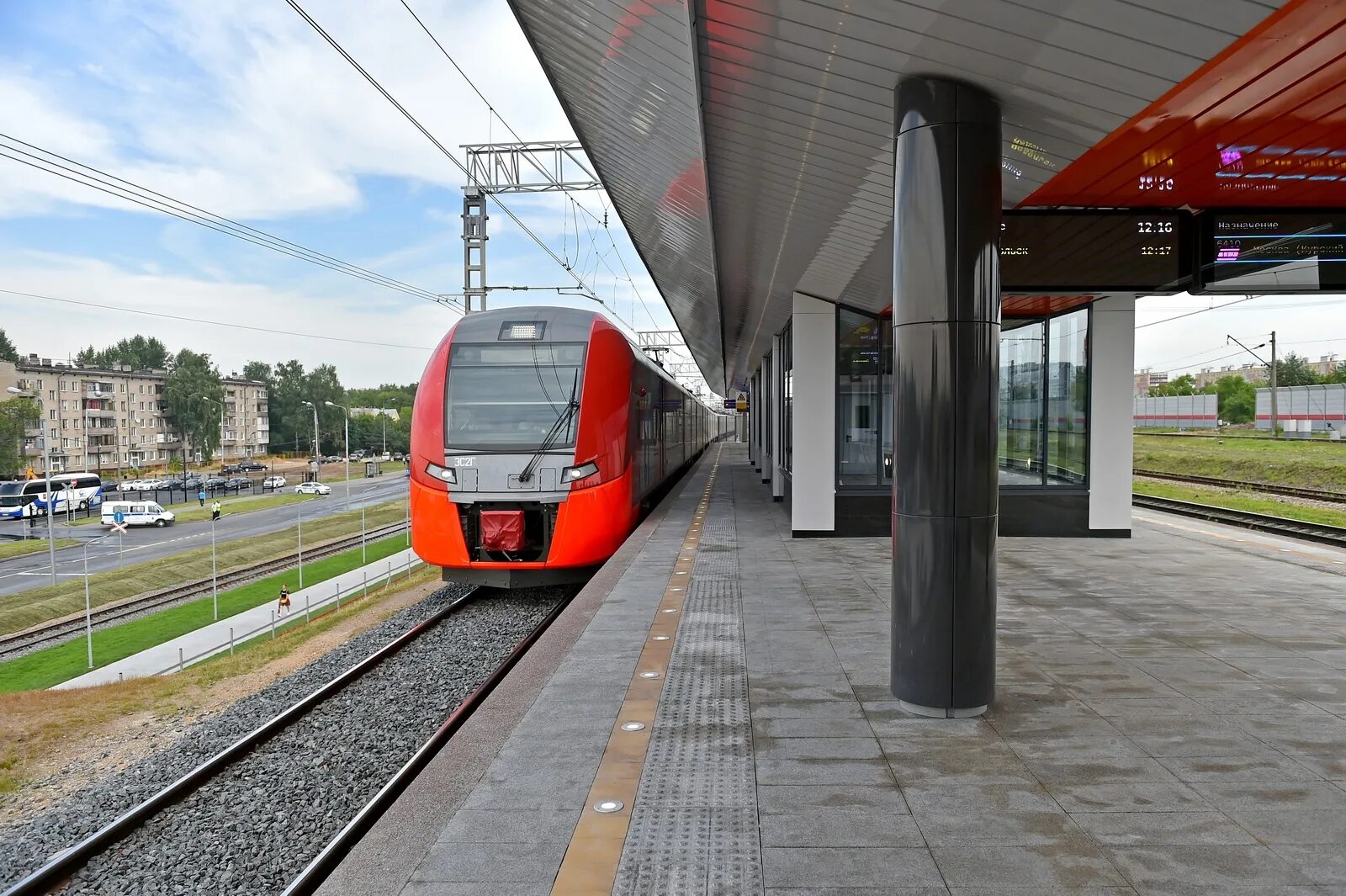 Пригородный поезд карманово янаул. Электричка совхоз. Убежала кошка электричка рязанское направление. Электричка совхоз. Люберцы станция электрички.