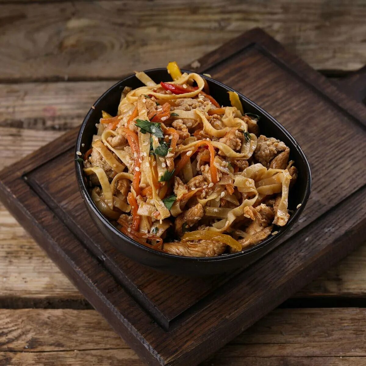 рисовая лапша вок. лапша вок. корейская лапша удон. вок удон с морепродуктами. вок с рисовой вермишелью.