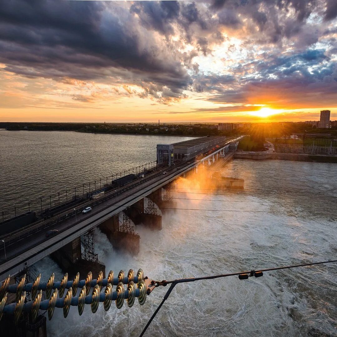 Обь водохранилище. Обская ГЭС Новосибирск. Плотина ГЭС Новосибирск. Водохранилище Новосибирской ГЭС. Плотина ОБЬГЭС Новосибирск.