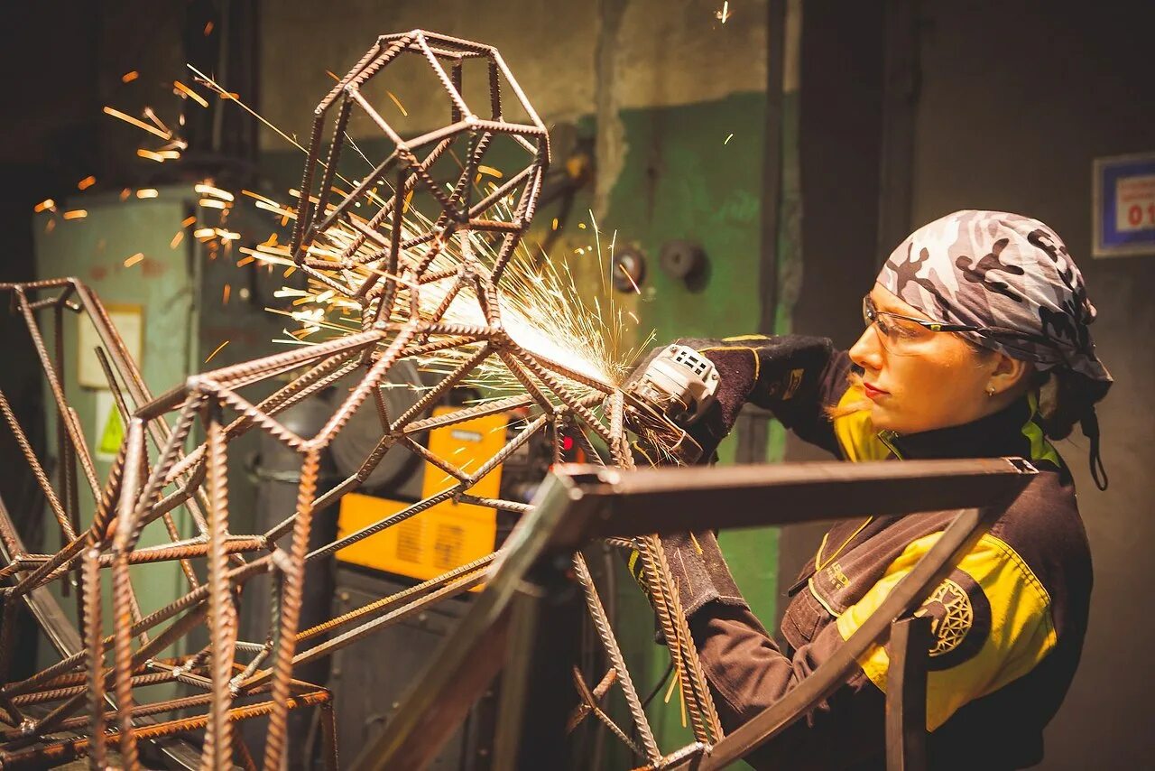 электродуговая электродная сварка. электросварщик. сварка. судовой сварщик. ручная дуговая сварка металлическим электродом.