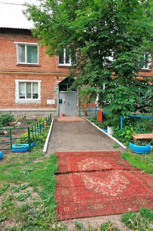 Ковров двор. Ковровый двор тара омская область. Ковров дворики. Ковры спб. 19.