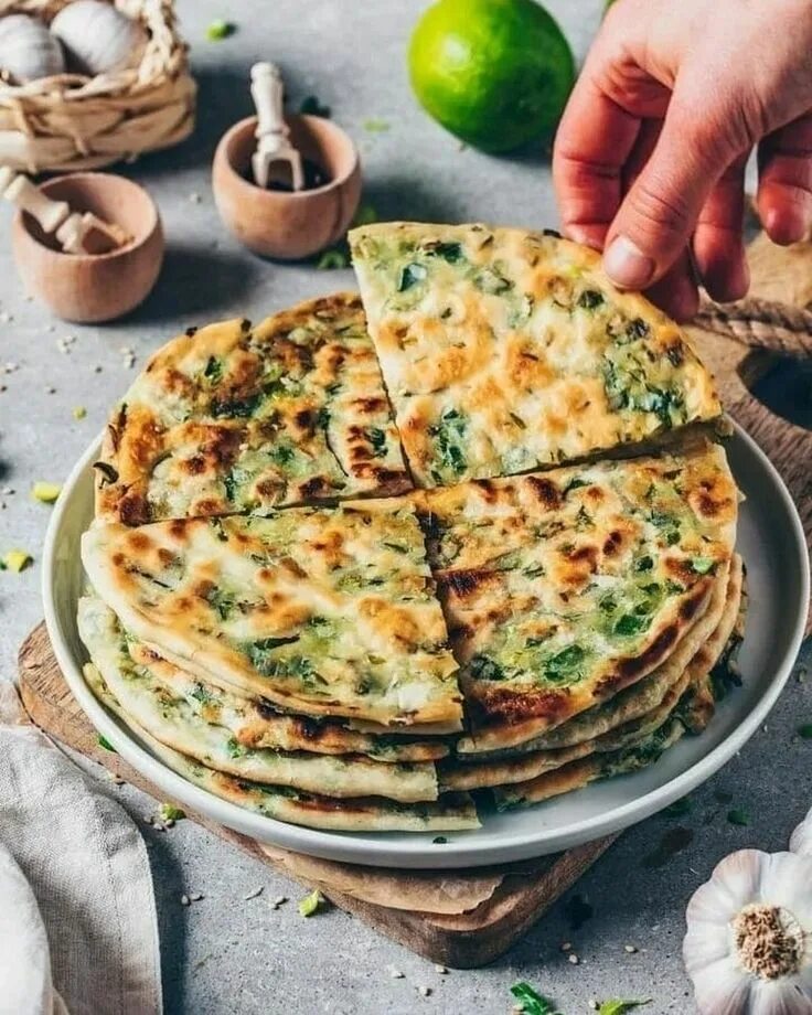 Как приготовить луковые лепешки. Луковые лепешки. Луковые лепешки слоеные. Слоеные лепешки с луком. Слоеные лепешки на сковороде.