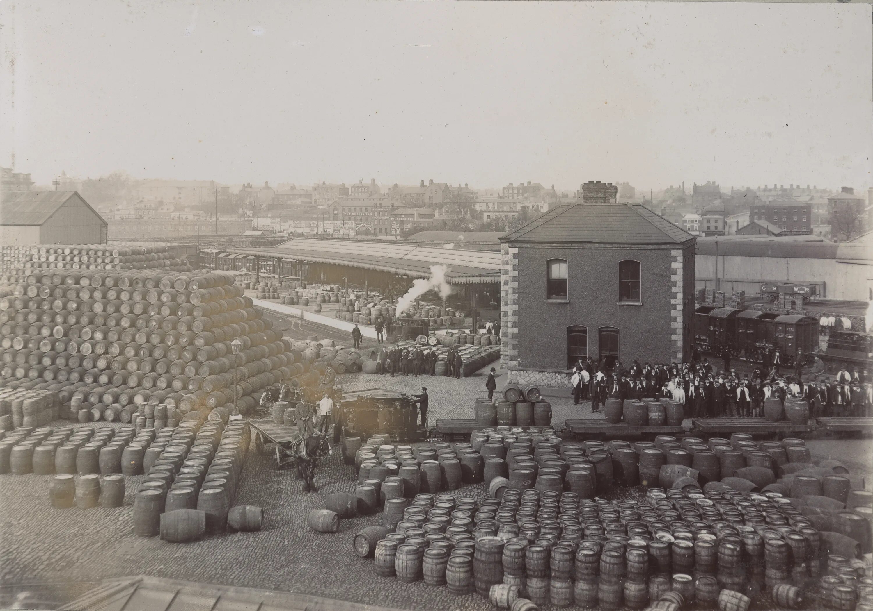 10 й век. Пивоварня Guinness 1910. Пивоварня Guinness 1910 год. Дублин 1910-е. Пивовар Гиннесс 19 век.