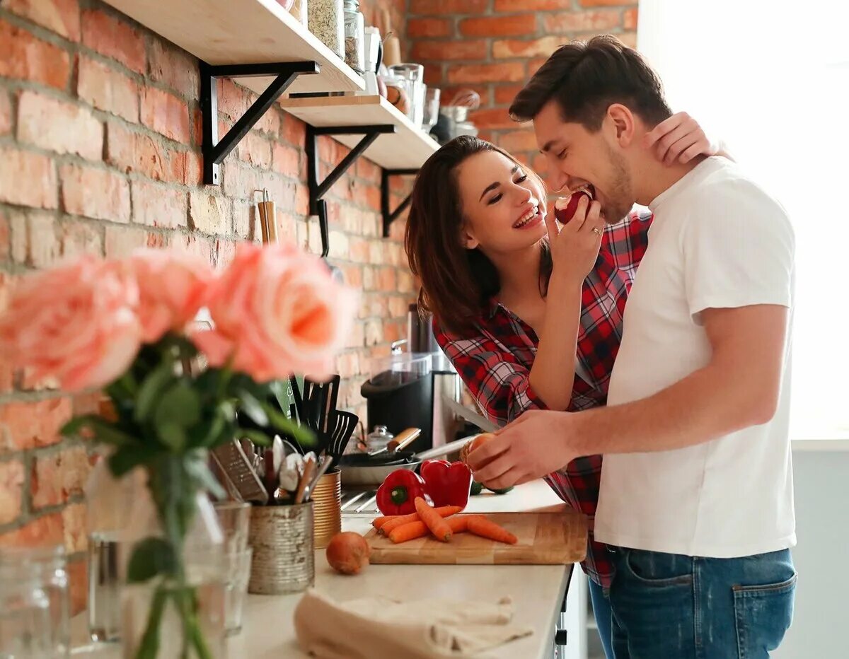 Муж и жена дома. Мужчина и женщина на кухне. Романтичные отношения. Влюбленные на кухне. Счастливые романтические отношения.