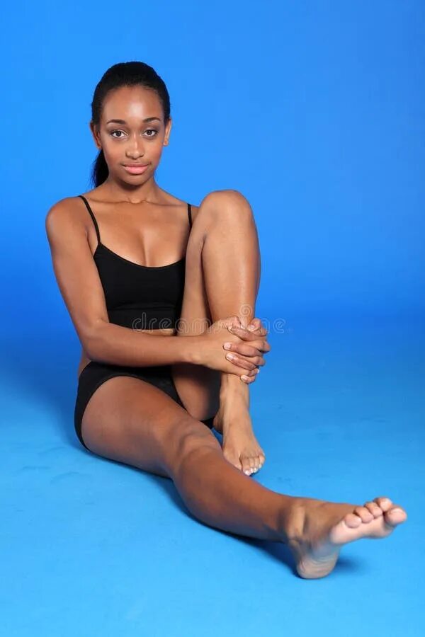Молодая худая негритянка. Африканки ноги. Женские стопы темнокожих девушек. Ступни афроамериканки. Стопы чернокожих женщин.