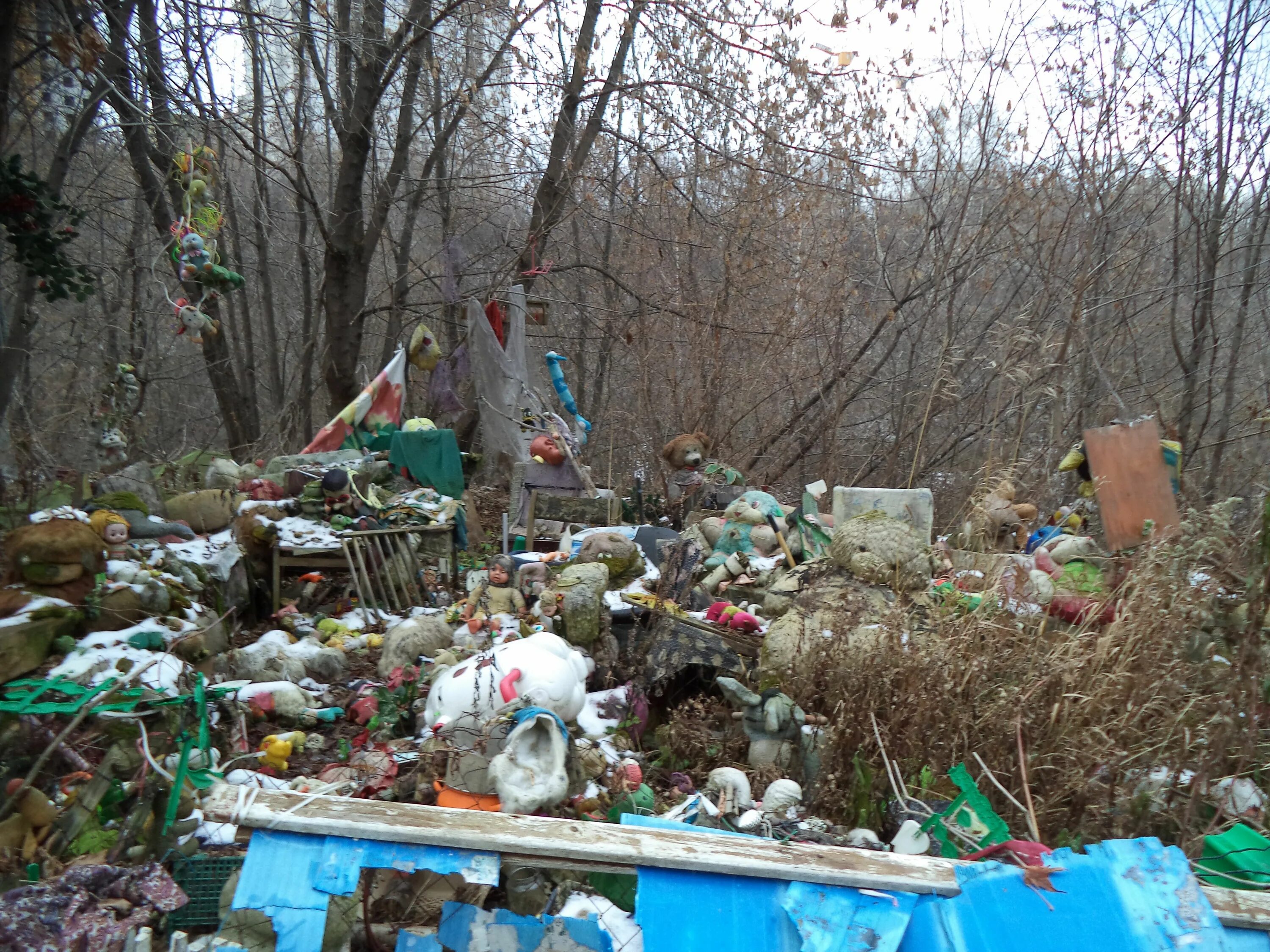 Когда на кладбищах включат воду. Кладбище игрушек Энгельс. Городское кладбище игрушка. Детское кладбище игрушек.