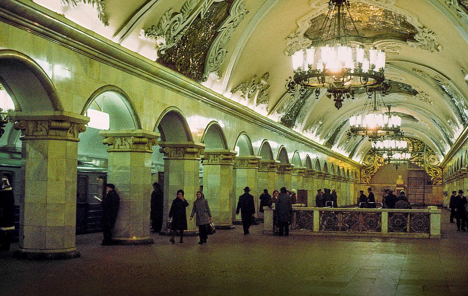 Московский метрополитен станция Комсомольская. Станция Комсомольская 1935. Станция метро Комсомольская Москва. Комсомольская (станция метро, Кольцевая линия). Метро старого года