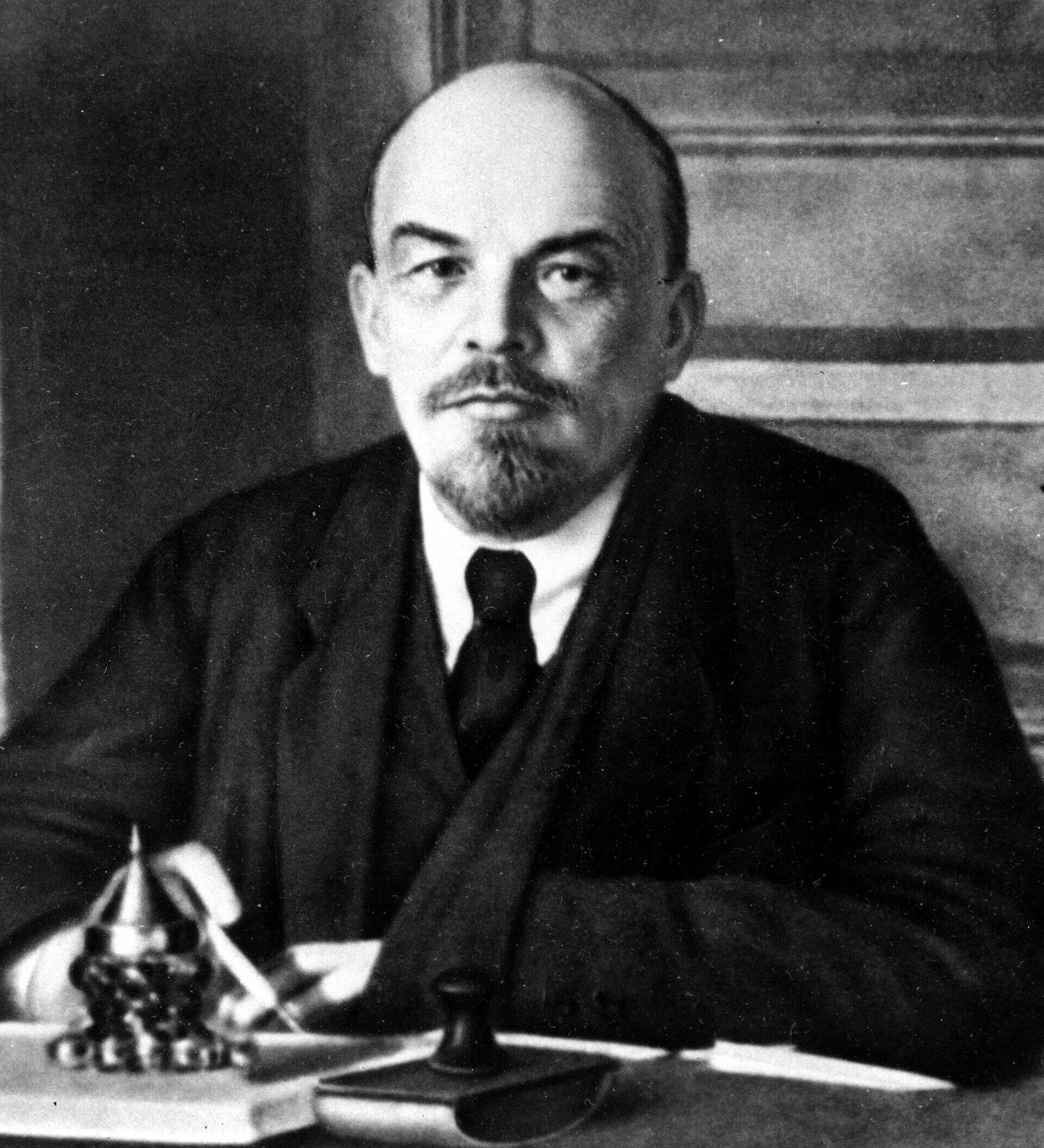 Ильич ленин. Ленин ТАССР. Ленин подписывает. Фото Ленина в хорошем качестве. Портрет Ленина 1918 год.