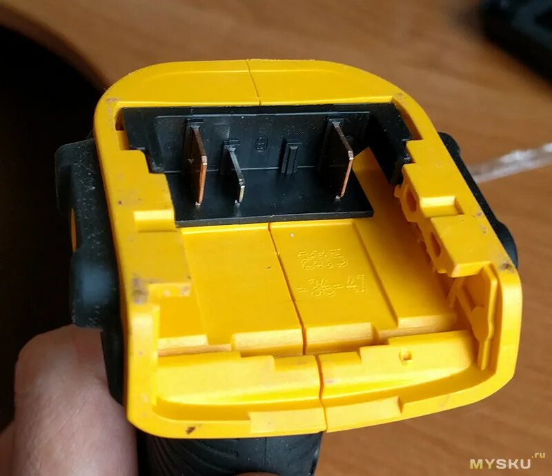 Подошва dewalt. Адаптер dewalt ni cd. разъем для акб dewalt. зарядка-адаптер для аккумулятора dewalt. переходник для аккумулятора шуруповерта деволт.