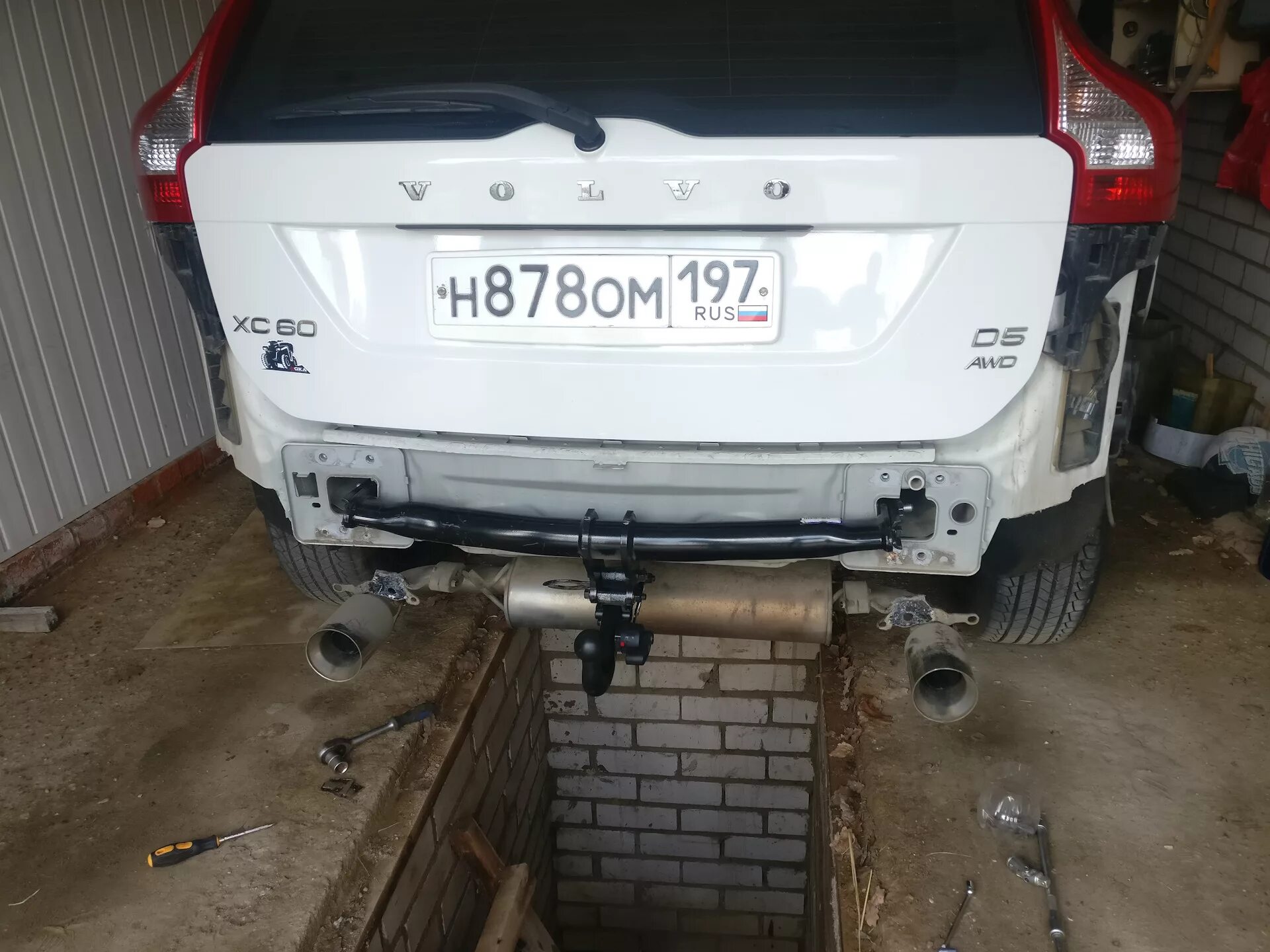 Фаркоп xc60. Фаркоп volvo xc90. volvo xc60 фаркоп. volvo xc60 штатный фаркоп. заглушка фаркопа volvo xc60.