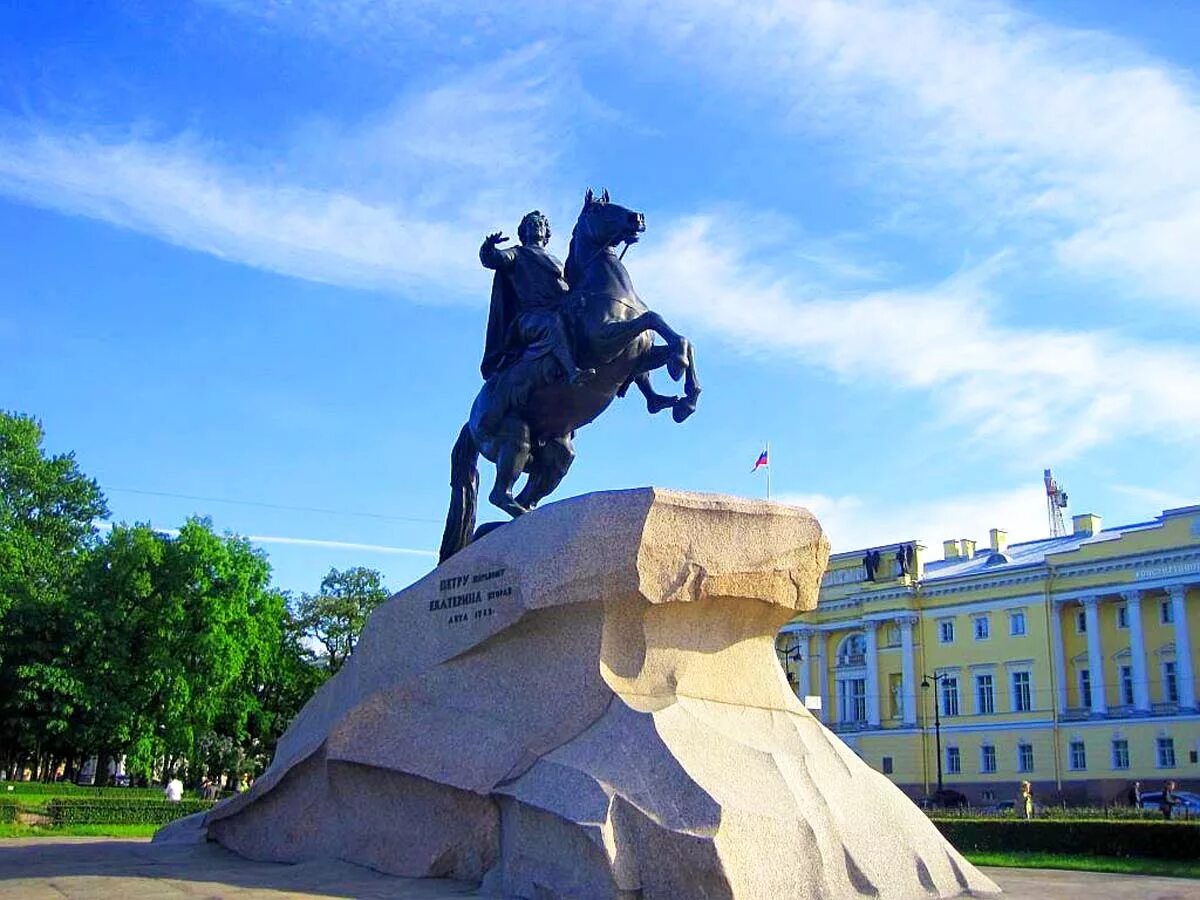 Спб первый. Статуя Петру 1 в Петербурге медный всадник. Памятник в Питере всадник на коне. Памятник Петру медный всадник. Пётр 1 на коне памятник в Питере.