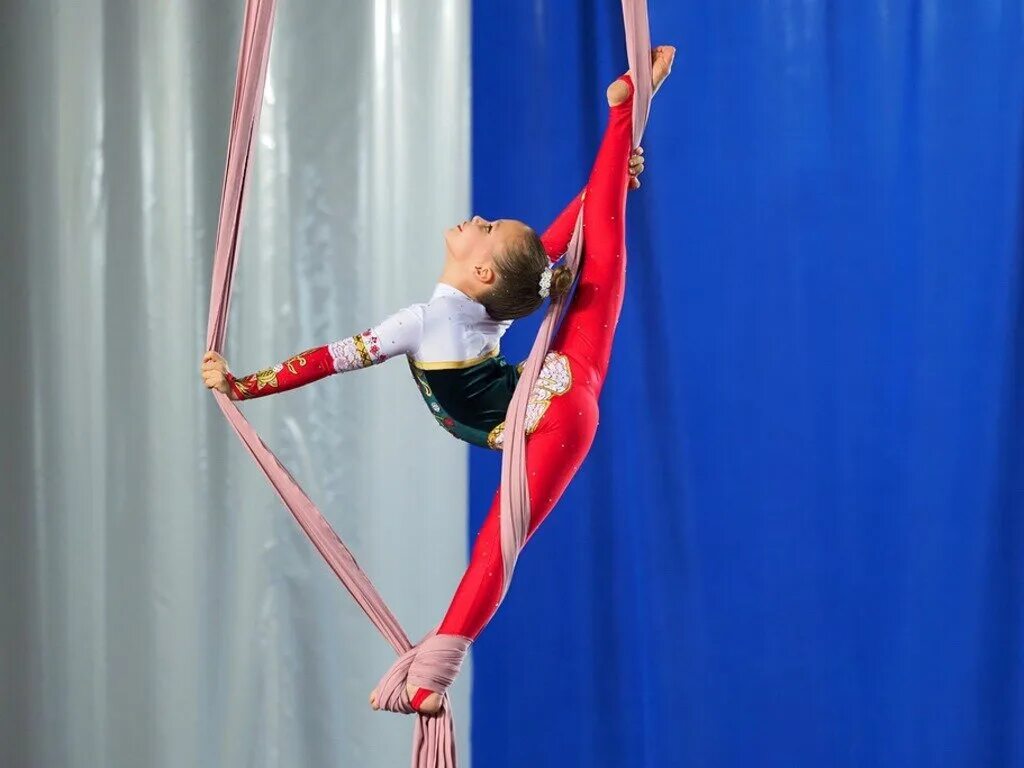 Воздушная гимнастика. Воздушная гимнастка. Воздушная гимнастика на полотнах. Воздушная акробатика для детей. Гимнастки в цирке выступление