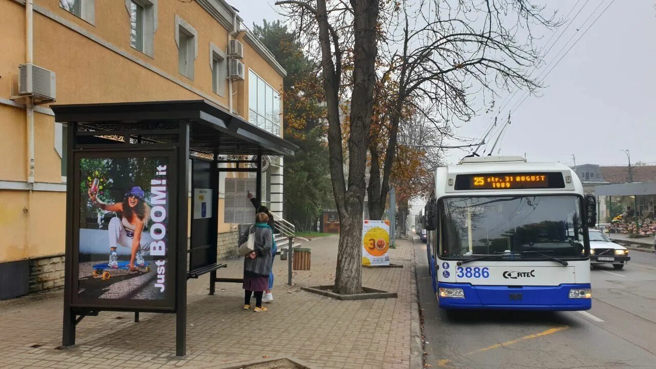 Троллейбусная остановка. Остановки троллейбусов Кишинев. Остановка в Кишиневе. Последняя остановка троллейбуса.