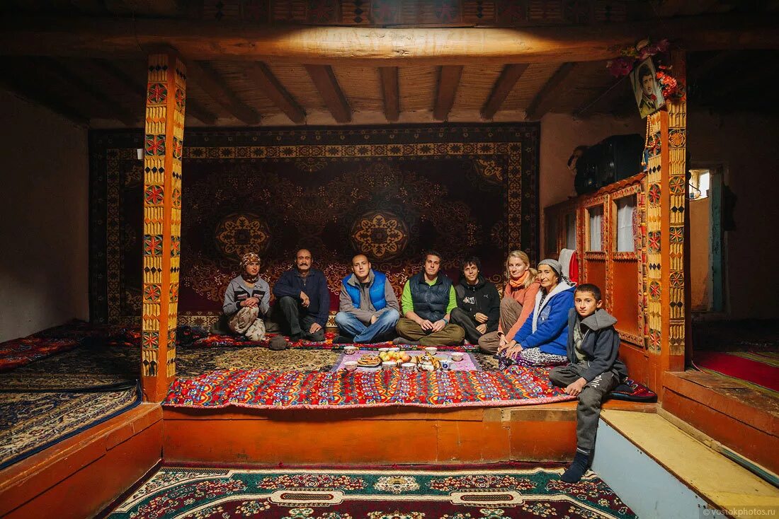 Таджикистан сегодня как живут. Памирский дом в Таджикистане. Памирский дом чид проект. Быт таджиков. Традиционный узбекский дом.