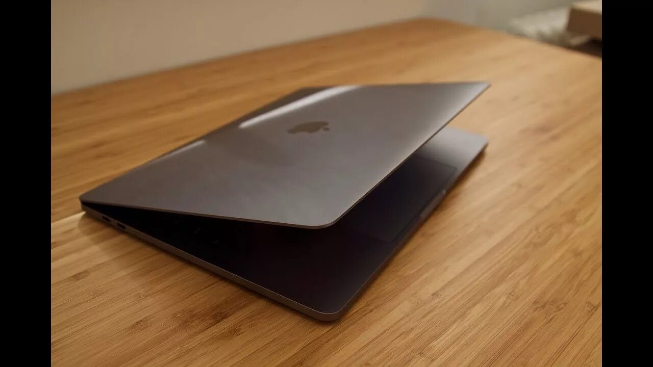 Трейд ин макбук. Macbook pro pro 13. macbook pro 2025. макбук фото. macbook air на столе.