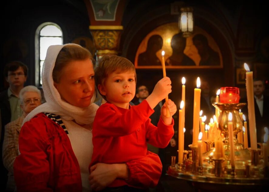 Когда отмечают пасху православные. Пасха храм. Дети в храме. Пасхальная служба в храме. Дети в православном храме.