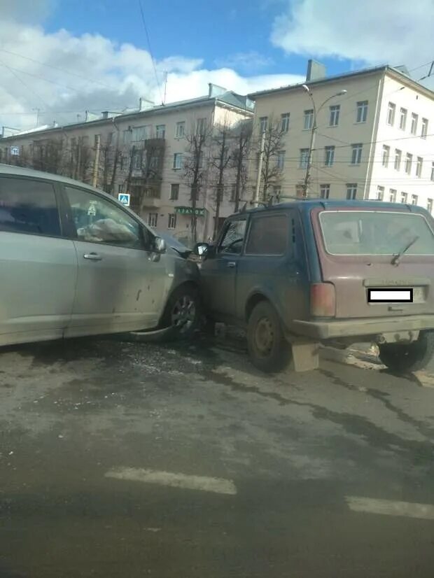 Чп тверь. Авария на старом мосту тверь. съезд со старого моста архангельск. пробка на тверской окружной.