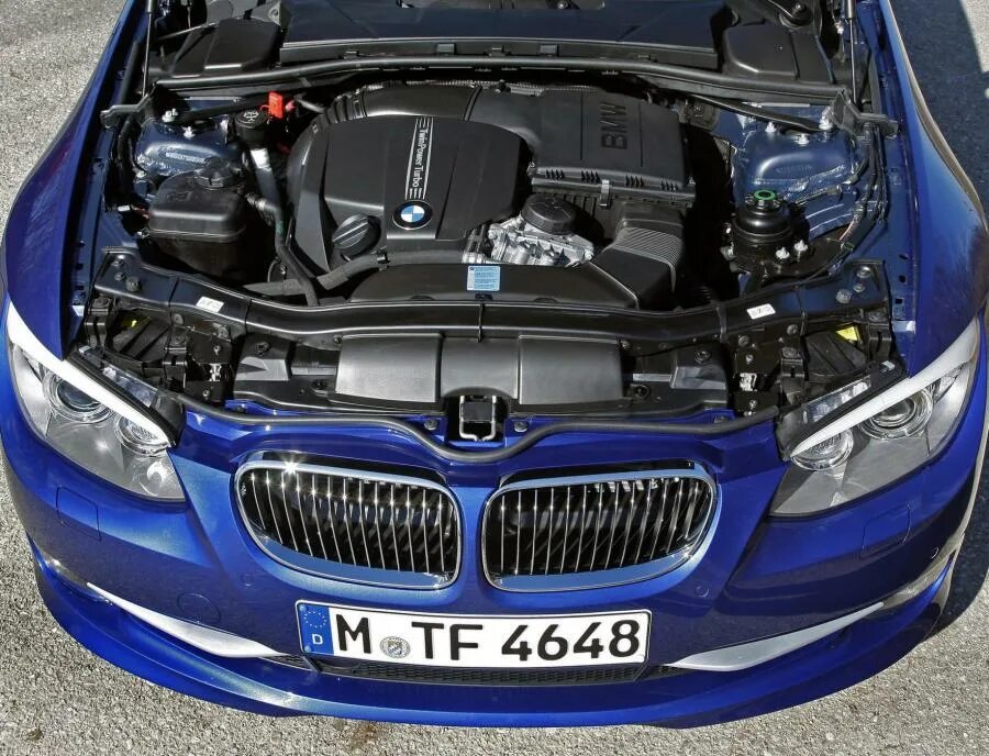 Открыть капот bmw. BMW e92 подкапотка. БМВ е90 с открытым капотом. BMW e92 320. BMW e92 под капотом.