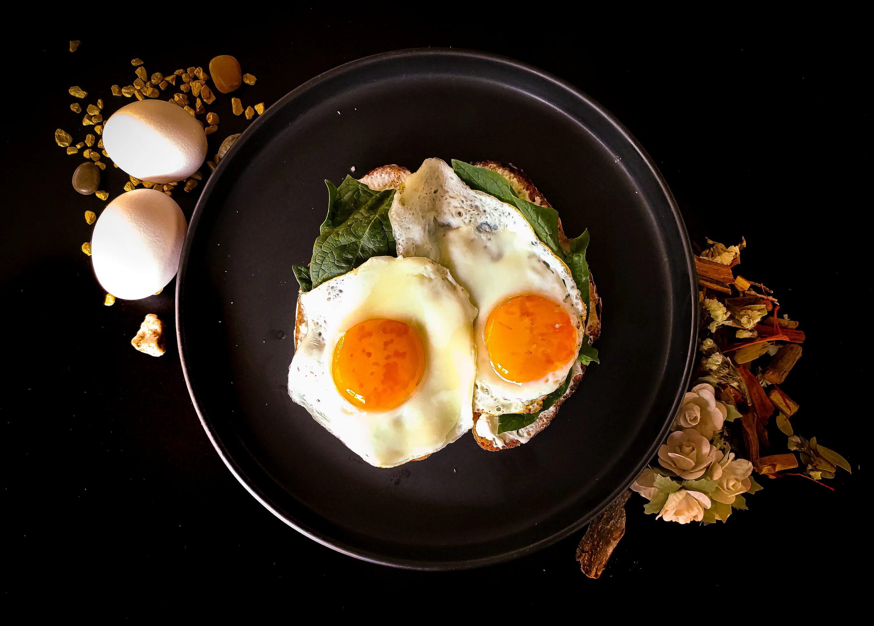 Яйцо обжаренное с двух. Яичница для завтрака. Яйцо глазунья. Яичница Эстетика. Завтрак с яйцом.