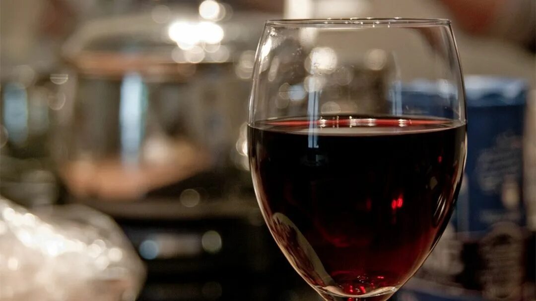 Вины время. Бокал вина на полу. Бокал красного итальянского вина. Полбокала вина. Вино из Эгера.
