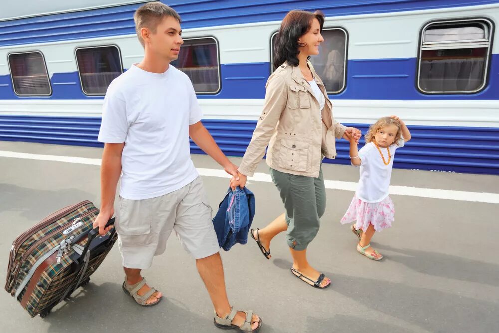 Мальчики поезд с мамой. Путешествие на поезде семьей. Путешествие с детьми на поезде. Поезда для детей. Одежда в поезд летом.