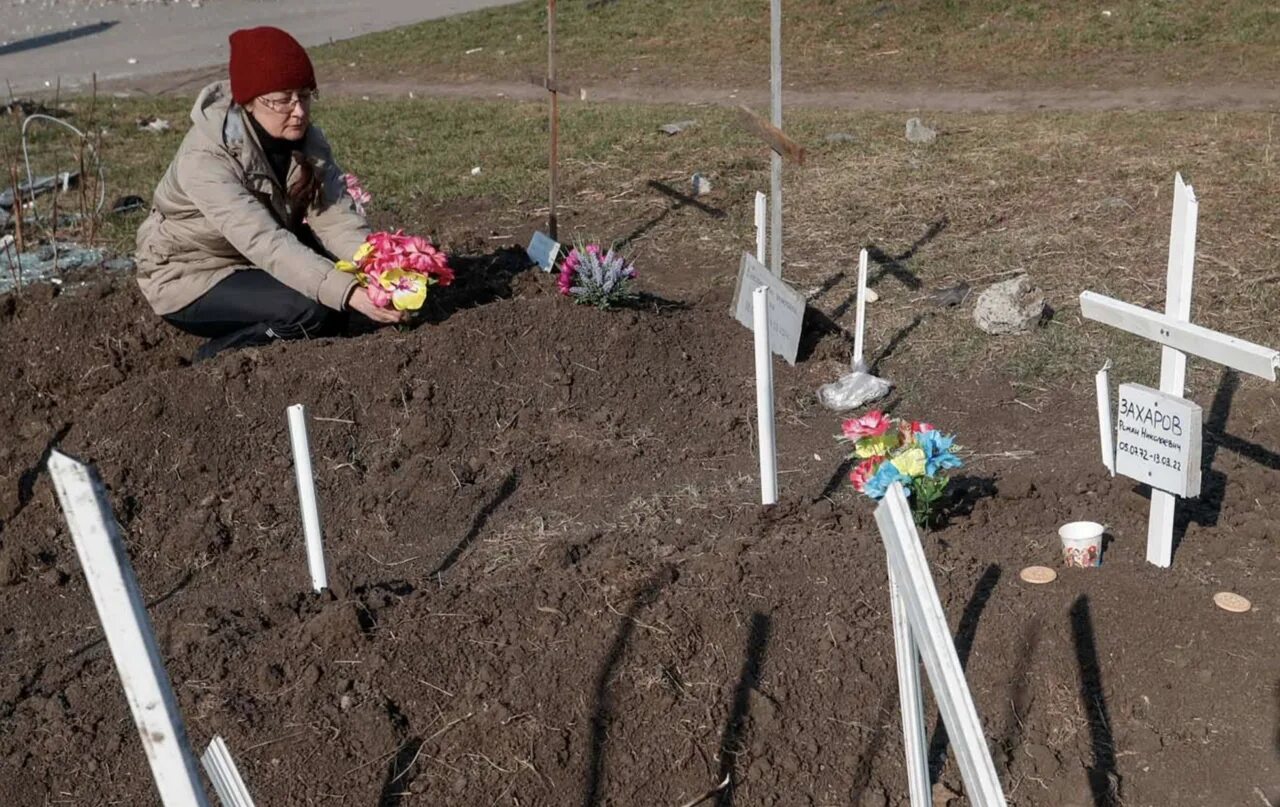 Сколько людей похоронено на кладбище. Кладбище русских солдат погибших в Украине. Могилы на улицах Мариуполя. Могилы в Мариуполе. Кладбища Украины.