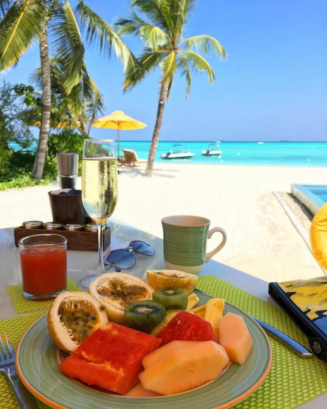 Тропический завтрак. Красивый завтрак на море. Завтрак на пляже. Завтрак на Мальдивах.