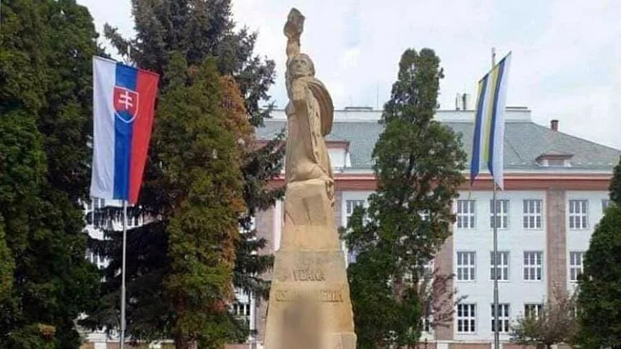Статуя в братиславе, словакия. Братиславская памятник. Вена братислава. Памятники достопримечательности словакии. Описание памятников словакии.