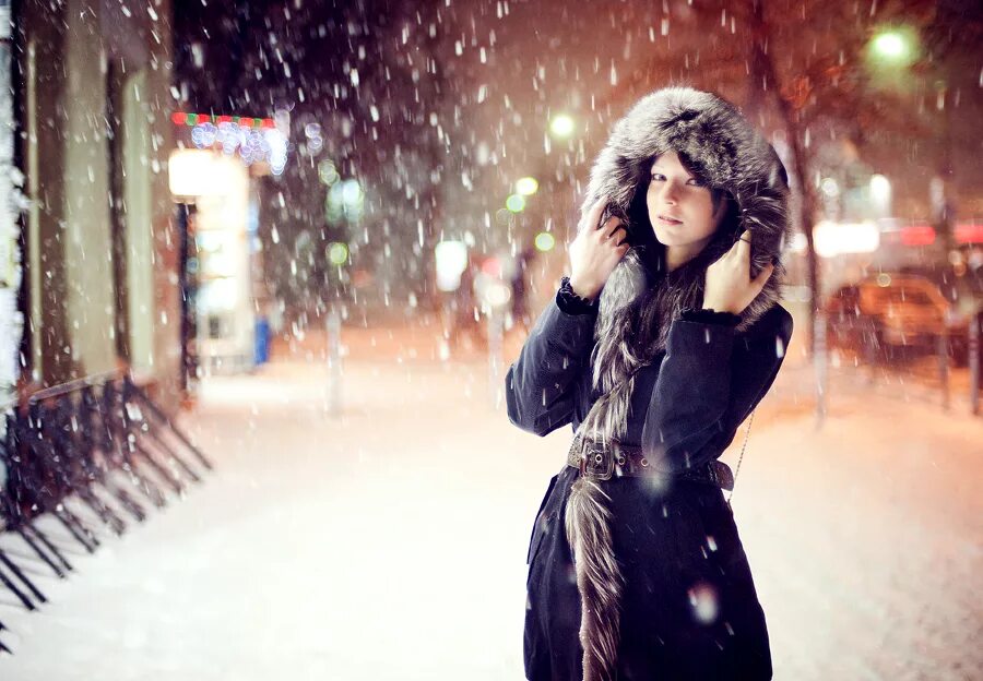 Девушка под снегом. Девушка в снегу. Девушка зима снег. Фотосессия в городе зимой.