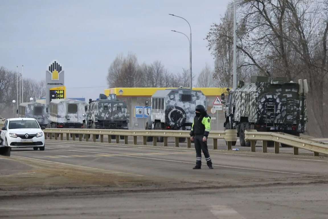 Ситуация на границе белгородской области последние новости. Колонна военной техники в Белгороде. Колона украинской техники в Белгородской. Военная техника на МКАДЕ. Украинские войска в Белгороде.