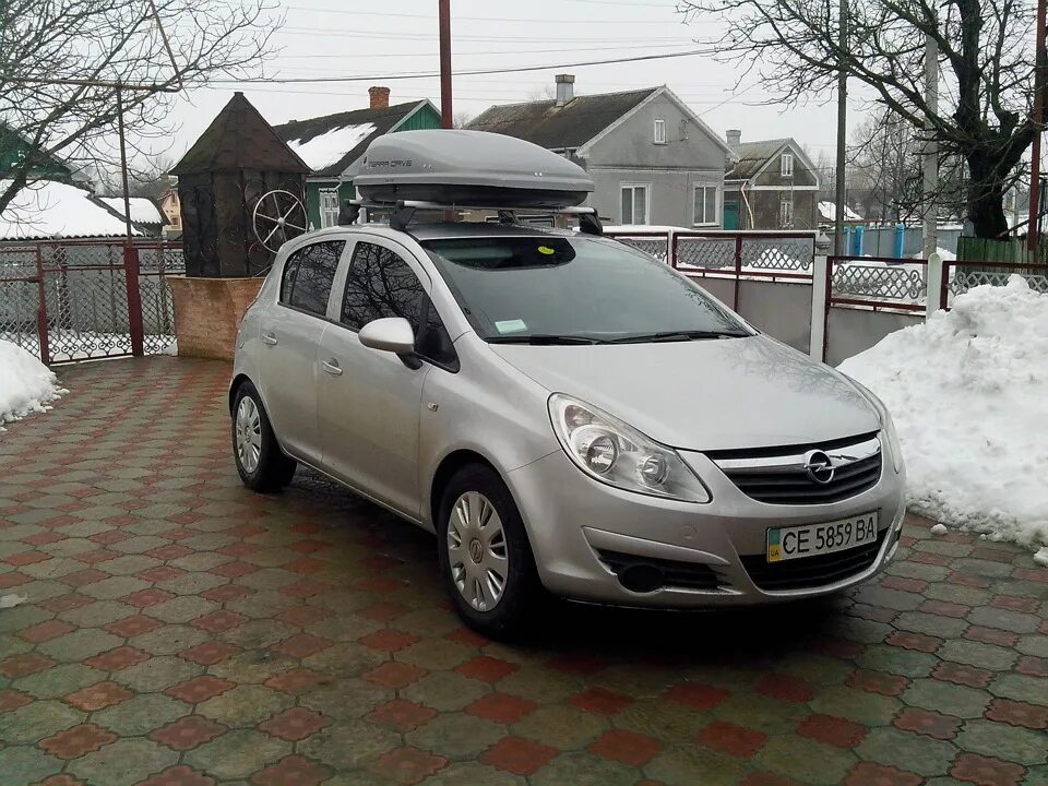 Багажник крыша opel. Автобокс для Opel Corsa. Opel Corsa d багажник. Багажник на крышу Опель Корса д 2008. Багажник на крышу Opel Corsa d.
