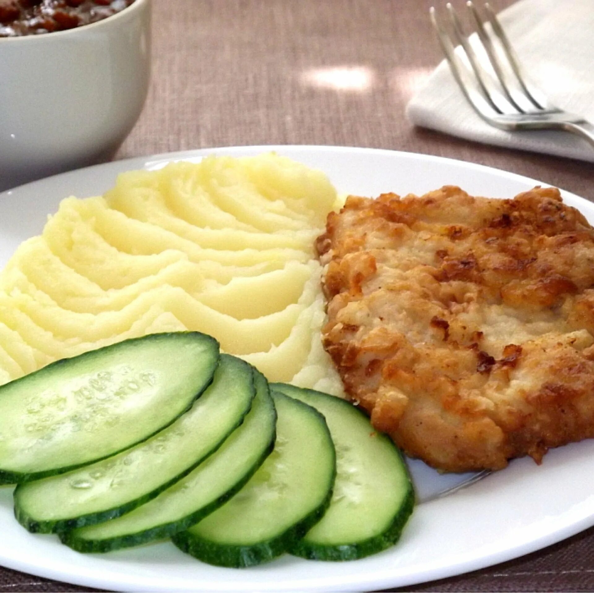 Картофельное пюре с филе. Отбивные на пару. куриные отбивные с картошкой. пюре с отбивной. отбивные из свинины на сковороде сочные в кляре.