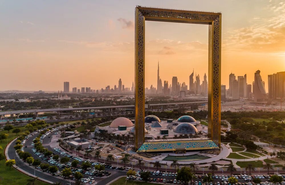 Дубай потом 2024. Золотая арка Дубай. Золотая рама в Дубае. Dubai frame, Дубай, ОАЭ. Golden frame Дубай.