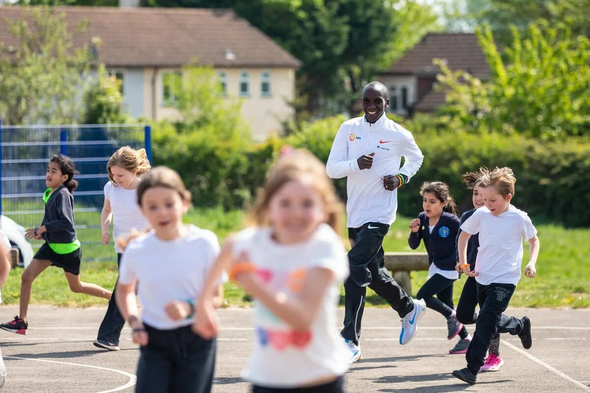 Take part in doing. Taking part in a competition. Презентация по английскому на тему спорт. 19 мая бег екатеринбург. Бег в мешках.