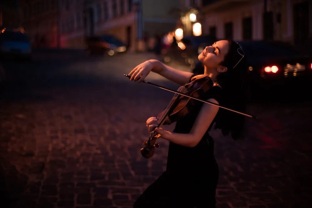 Прекрасное далеко скрипка. Девушки со скрипкой. Скрипач девушка. Фотосессия со скрипкой. Женщина со скрипкой.