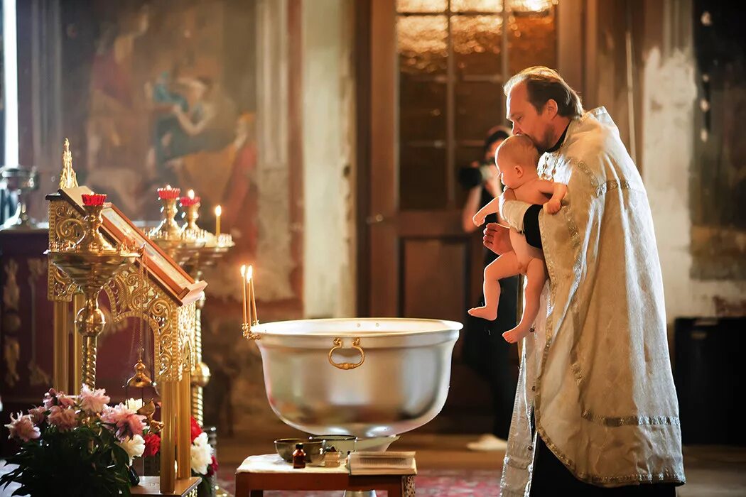 Крещение таинство церкви. Фотосъемка крещения в храме. крещение ребенка. съемка крещения в церкви. крещение фотосессия.