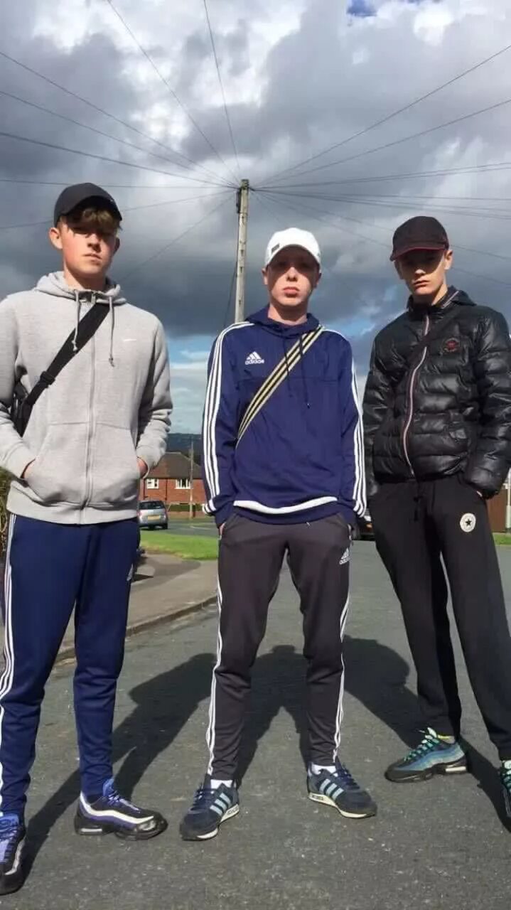 Адидас реальные пацаны. Парни в спортивках. пацаны в спортивках. гопота в спортивных костюмах. гопник в спортивном костюме.