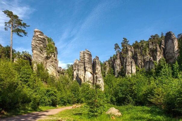 Скалы семь братьев свердловская. Гора семь братьев урал. Скалы семь братьев свердловская область. Гора семь братьев урал. Уральские горы семь братьев.