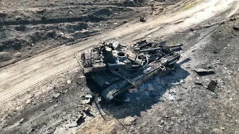 Российский танк уничтожает