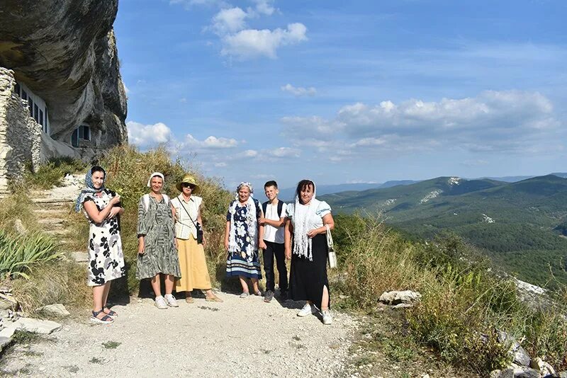 Погода в холмовке бахчисарайского. Холмовка Бахчисарайский район монастырь. Монастырь в Холмовке. Монастырь в Холмовке Крым. Церковь в Холмовке Крым Бахчисарайский район.