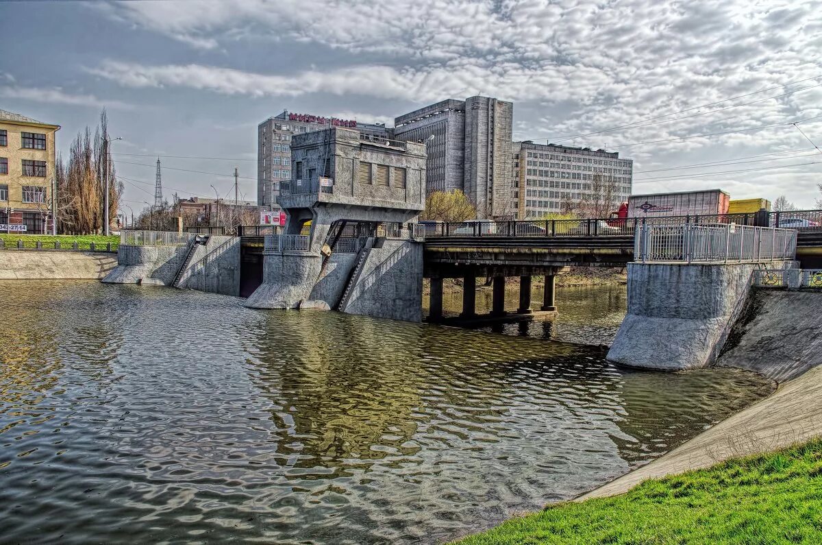 Река в харькове. Харьков река Лопань. Лопань (река). Плотина в Харькове. Река Харьков Харьков.